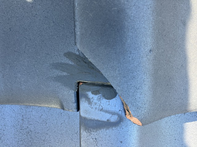 瓦の端部が欠けている